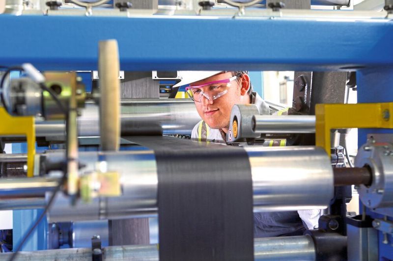 In einem UD-Tape vereinen Glas- oder Carbonfasern, die in die thermoplastische Matrix eingebettet sind, ihre Eigenschaften optimal, so dass neuartige Konstruktionswerkstoffe für neue Wege der Bauteilauslegung entstehen, sagt Evonik (Evonik)