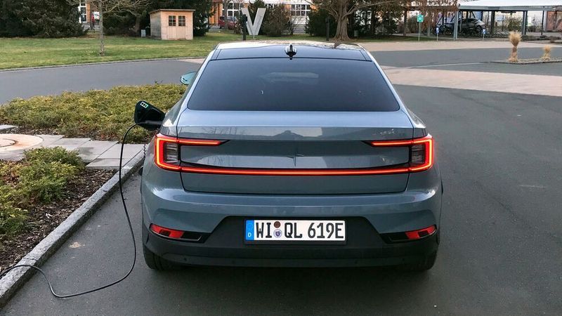 2. Das Lichtdesign: Ein durchgehendes LED-Band am Heck haben viele, doch bei Polestar führt es beim Öffnen des Wagens noch eine kleine Lichtshow auf.  (Rosenow/»kfz-betrieb«)
