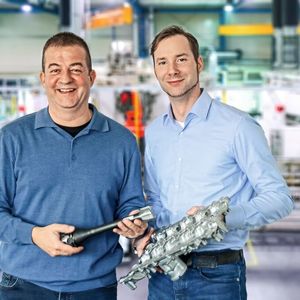 Andreas Wittenauer (l.) und Dirk Steinbach freuen sich sichtlich über die erfolgreiche Werkzeuglösung für die Bearbeitung einer Zylinderkopfhaube.