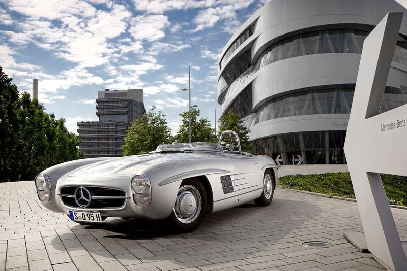 Einer von zwei im Jahr 1957 entstandenen Mercedes-Benz 300 SLS (Super-Leicht-Sport) mit 235 PS Maximalleistung. (Daimler AG)