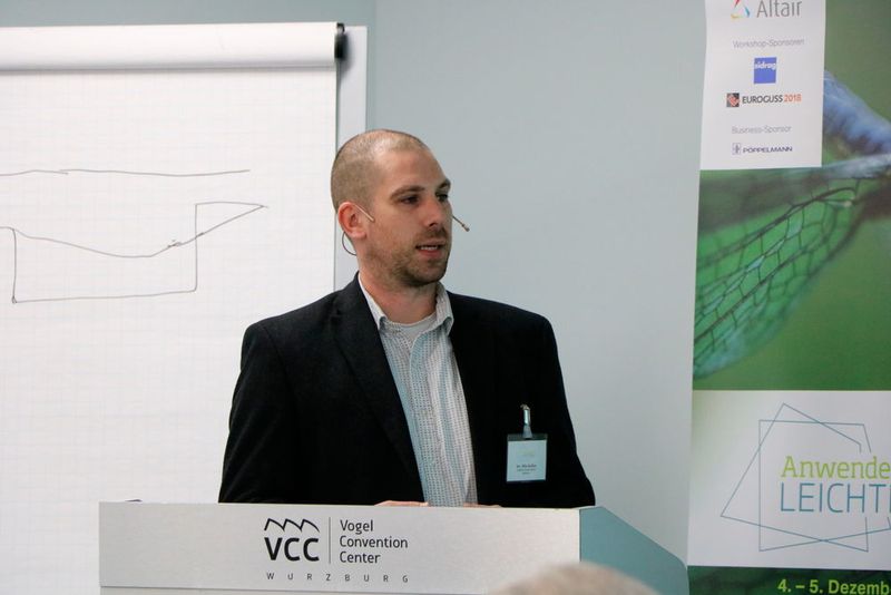 ... und Dr. Nils Keller von Additive Works stellte die Software Amphyon vor, mit der die optimale Orientierung des Bauteils in der Baukammer ermittelt, eine Prozesssimulation durchgeführt und Vorschläge zur Kompensation des Bauteilverzuges berechnet werden können. (K.Juschkat/konstruktionspraxis)