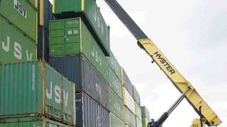 Hyster hat seine Reach-Stacker-Modelle mit einer Reihe serienmäßiger Neuentwicklungen ausgestattet, darunter auch eine Containergewichtsanzeige, die dem Fahrer hilft, Gefahren durch Überschreitung der Stabilitäts- und Belastungsgrenzen des Staplers zu vermeiden. Bild: Zeppelin (Archiv: Vogel Business Media)