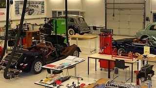 Die Schweizer Interessengemeinschaft Fahrzeugrestaurator bildet erfolgreich Menschen für das Oldtimerhandwerk aus. (IgF)