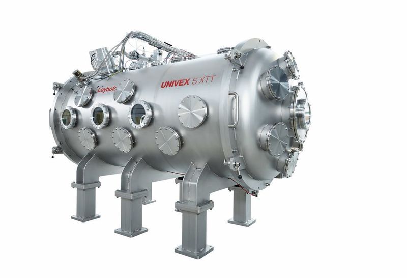 Abb.4: Hochvakuumsysteme von Leybold ermöglichen thermische Vakuum-Experimente wie im Weltraum – zum Beispiel zur Entwicklung neuer PVD-Beschichtungen. (Leybold)