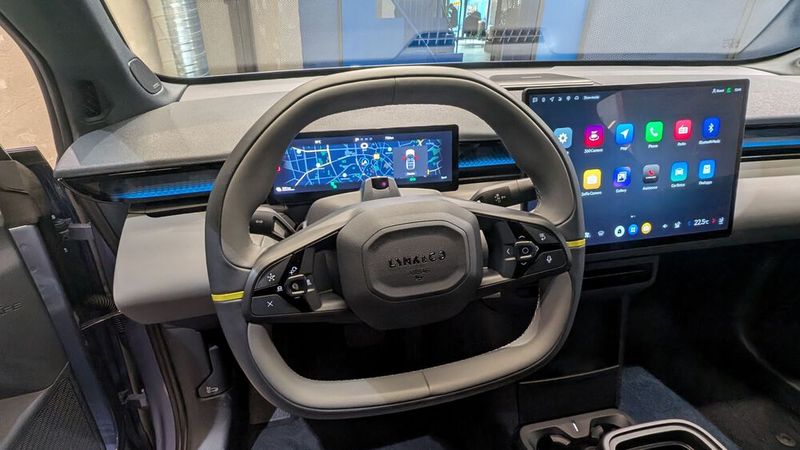 Die Lenkradform ist außergewöhnlich. (Bild: Mauritz – VCG)