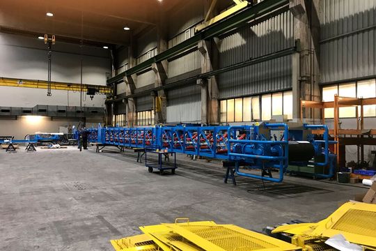 Die Vormontage des Stormajor der neuen Generation mit beweglichem Ausleger findet derzeit in Rheinberg statt.(Bild:  Aumund Fördertechnik)