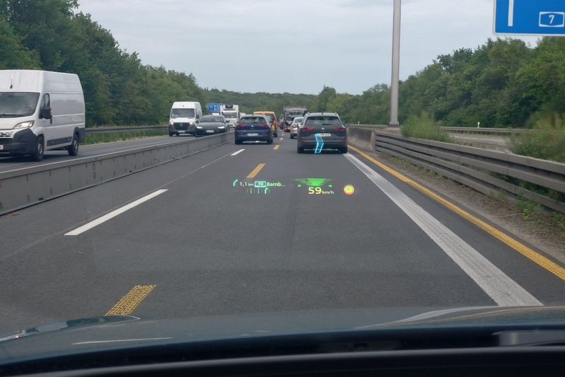... und 2. die HUD-Technik. Die Projektionsfläche des Head-up-Display ist deutlich größer als beim Audi A5 (Verbrenner).  Die E-Architektur verschafft den Ingenieuren offenbar mehr Bauraum für die Technik. (Bild: Sven Prawitz/Vogel Communications Group)
