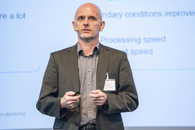 Auf der Bühne des Smart Porcess Manufacturing Kongress sprach Dr. Hans-Jürgen Weber über „Engineering, Produktion und Instandhaltung – Digitalisierung als ganzheitlicher Ansatz“. Weber ist bei Covestro Deutschland Program Manager for Digitalization Production & Technology.  (PROCESS)