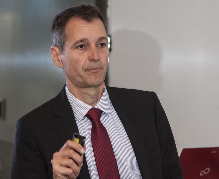 Dr. Wolfgang Seeliger, Geschäftsführer der Agentur für Leichtbaustoffe Baden-Württemberg, zeigte am ersten Messetag, wie die Landesagentur darin unterstützt, die Herausforderungen durch Leichtbau zu meistern. (Bild: AMB / M. Pyper)