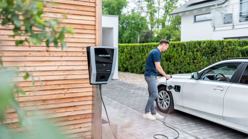 V2G-Laden kann den Alterungsprozess einer E-Auto-Batterie zwar beschleunigen, doch der Nutzen dieser Technik ist groß.(Bild:  Amperfied)