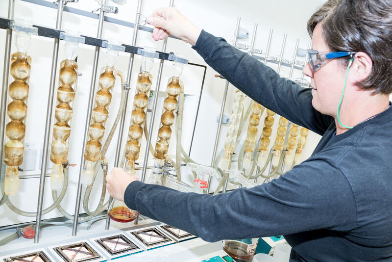 Qualitätssicherung ernst genommen: Das Lanxess-Labor in Antwerpen untersucht die laufende Produktion. (Lanxess)