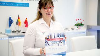 Charmant präsentiert! Das ist der ergänzte Katalog von ZCC Cutting Tools Europe. Besonders erwähnenswert sind gleich fünf zerspanungstechnische Neuzugänge für verschiedenste Einsatzbereiche und Branchen. Näheres erfahren Sie im Beitrag nebenan... (ZCC Cutting Tools Europe)