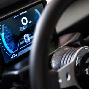 Hinter dem Lenkrad prangt ein digitales Cockpit.(Bild:  Micro Mobility Systems)