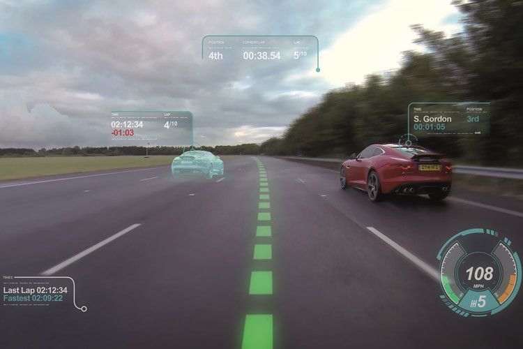 Head-up-Display der Zukunft: Die gesamte Windschutzscheibe wird zum Bildschirm, auf dem sich Informationen darstellen lassen. Zum Beispiel auf der Rennstrecke ein Computer-Gegner (l.) und die Ideallinie. (Foto: Jaguar Land Rover)