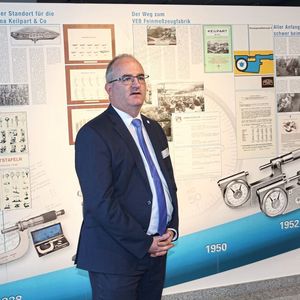Nils Blondin, Geschäftsführer der Feinmess Suhl GmbH, nimmt die geladenen Gäste mit auf eine Reise durch die bewegte Geschichte, des 1890 von Friedrich Keilpart gegründeten Unternehmens.