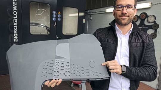 Formelemente wie diese Vertiefungen lassen sich mit Schleifpapier nicht bearbeiten – mit dem Big Box Blower schon. Formelemente wie diese Vertiefungen lassen sich mit Schleifpapier nicht bearbeiten – mit dem Big Box Blower schon.