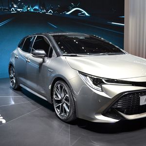 Die Fahrzeugfront des neuen Auris unterscheidet sich optisch am deutlichsten vom Vorgänger.(Bild:  Seyerlein / »kfz-betrieb«)