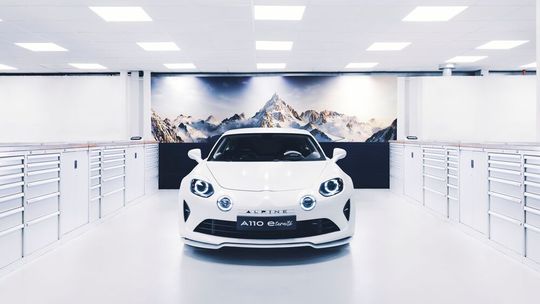 Mit dem A110 E-ternité präsentiert Alpine eine elektrisch angetriebene Variante vom aktuellen A110.(Bild:  Alpine)