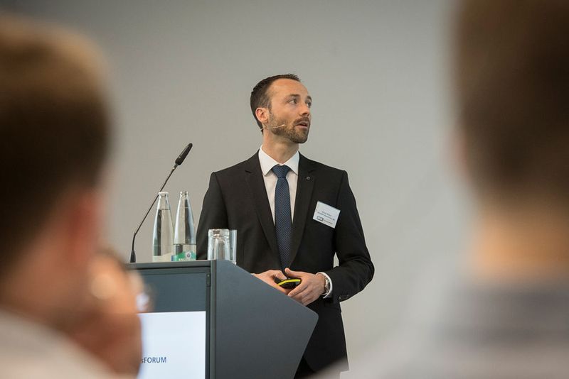 David Weber von der Trumpf Maschinen AG brachte den Besuchern das Additive Verfahren Laser Metal Fusion (LMF) näher. (Thomas Entzeroth)