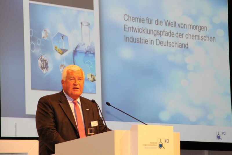 Dr. Klaus Engel fasst die Ergebnisse der Studie Chemie 2030 zusammen. (Bild: Ernhofer)
