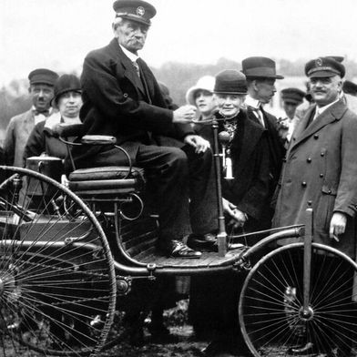Aller Auto Anfang – Der Benz Patent-Motorwagen wurde 1886 vorgestellt. Hier mit Carl Benz am Steuer. (Bild: Mercedes-Benz)