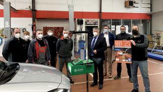 Übergabe des Scheinwerfereinstellgeräts mit Heiko Schmitt, Inhaber und Geschäftsführer des Autohauses Kirschweiler (r.), Florian Knepper, Betriebsleiter und Kfz-Technikermeister (3. v. l.), Jeffrey Kilian, ZDK (4. v. r.) und Uwe Neff, Hella Gutmann (3. v. r.).  (Bild: ZDK)