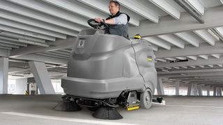 Mit 200 l Tankvolumen und einer maximalen Geschwindigkeit von 6 km/h kommt die neue Aufsitz-Scheuersaugmaschine B 200 R auf eine theoretische Flächenleistung von 5400 m²/h. (Kärcher)