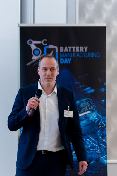 Klaus Bretterbauer von der Universität Linz beschrieb neue wasserverarbeitbare, fluorfreie Binder-Materialien. (Bild: Dominik Böhm - Fotokumpel)