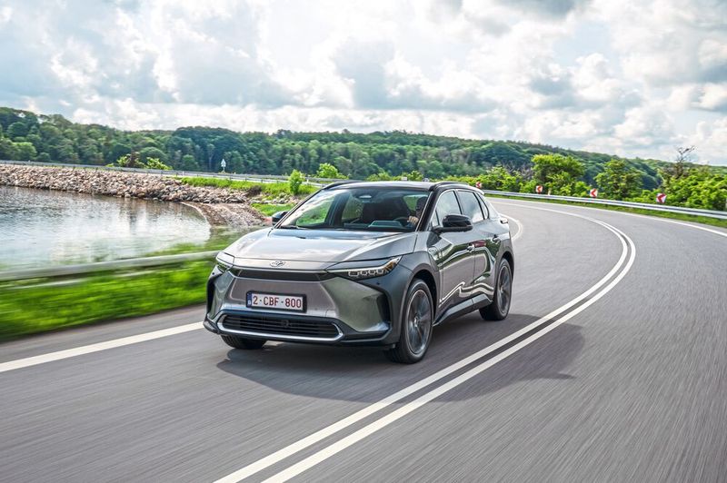 Toyotas erstes batterieelektrisches Fahrzeug, das SUV BZ4X, ist nach einer Verzögerung seit Anfang 2023 nun auch in Europa verfügbar.(Bild:  Toyota/Jayson Fong)