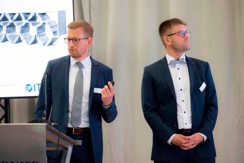 Natur als Vorbild, 3D-Webtechnik als Schlüssel: Für ihre Arbeit an faltbaren Flugzeugflügeln haben Patrick Meyer (l.) und Michael Vorhof den Peter-Dornier-Stiftungspreis 2025 erhalten. (Bild: Dornier)