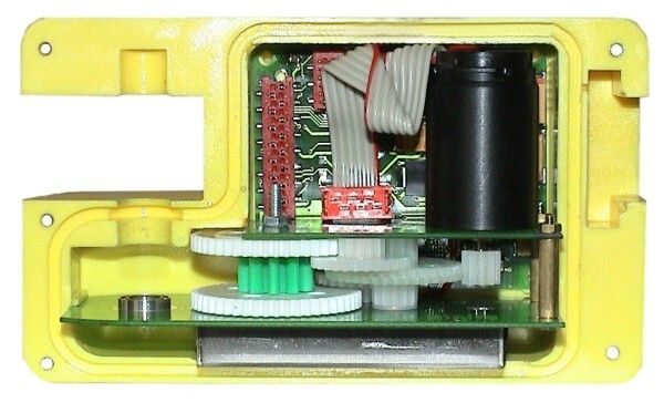 Jedes einzelne Modul des Robo-Salamanders hat seinen eigenen Mikrocontroller, eine Batterie und Motoren, sodass der Roboter problemlos in mehrere Teile getrennt werden kann und dann immer noch funktioniert (Bild: Kostas Karakasiliotis, Biorobotics Laboratory, EPFL)