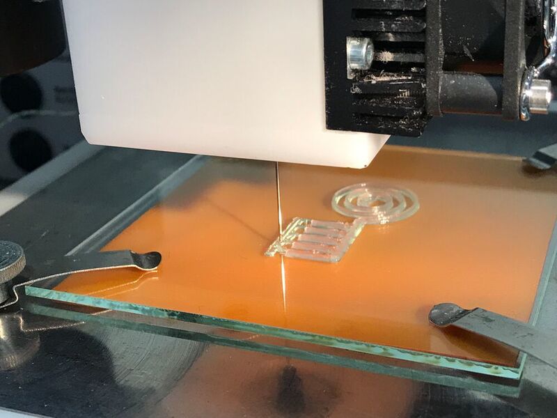Mit dem 3D-Drucker wird die Nanocellulose-„Tinte“ auf eine Trägerplatte appliziert. Silberpartikel sorgen für die elektrische Leitfähigkeit des Materials.  (Empa)