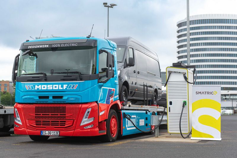 Bei Mosolf in Düsseldorf wurden aber nicht nur die drei E-Autotransporter begrüßt, sondern auch gleich die passende Ladeinfrastruktur von Smatrics, die die nachhaltigen Brummis nur mit grünem Strom versorgt. Bis zu 280 Kilometer kommen sie dann mit einer Batterieladung. (Bild: Mosolf)