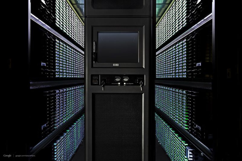 Google Datacenter: Jedes Band ist über einen Barcode für den Roboter identifizierbar (Google)