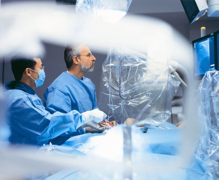 Helios versorgt in seinen Kliniken jährlich rund 4,5 Millionen Patienten, davon 1,2 Millionen stationär. Bei dieser Herzoperation in einer Helios Klinik wird ein Koronarstent mit Hilfe eines Katheters platziert. (Bild: Fresenius)