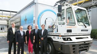 v.l.n.r.: Kurt J.F. Scherm, Geschäftsführer Scherm Gruppe, Hermann Bohrer, Leiter BMW Group Werk München, Ilse Aigner, Bayerische Staatsministerin für Wirtschaft und Medien, Energie und Technologie, Jürgen Maidl, Leiter Logistik BMW Group und Jens Röver, Stadtrat der Stadt München. (Bild: BMW)