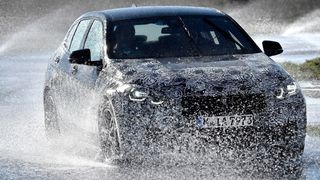 Kein Leistungsuntersteuern mehr: BMW will mit seinem ARB (aktornahe Radschlupfbegrenzung) genannten Fahrdynamiksystem die Agilität des neuen 1er mit Frontantrieb auf das Niveau eines Hecktrieblers bringen. (BMW)