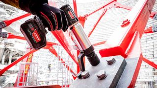 Akku-Drehschrauber mit Drehmomenten bis 6.000 Newtonmeter (Nm) werden unter anderem im Stahlbau, an Nutzfahrzeugen, Baumaschinen, Kranen, Windenergieanlagen oder in der Bahntechnik eingesetzt.  (Metabo)