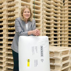 Leitet das HDK-Geschäft des Chemiekonzerns WACKER in Europa, dem Nahen und Mittleren Osten sowie in Indien: Maria-Anna Biebl.(Bild:  Wacker Chemie AG)