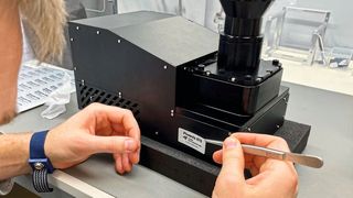 Letzter Schritt in der Montage: Die Niederösterreicher von In-Vision gehören bei UV-Projektoren zur Weltspitze. Jetzt hat es das PLM-System Windchill eingeführt. (Bild: IN-VISION)