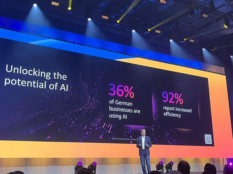 Stefan Höchbauer (AWS) schwörte in seiner Keynote die Community auf die Zukunft mit KI ein. (Bild: Vogel IT-Medien)