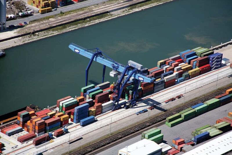 Der 55 t tragende dritte Container-Kran im KV-Terminal Mannheim erlaubt dank seiner Ausladung von 25 m den gleichzeitigen Umschlag von zwei Schiffen. Bilder: Wincanton (Archiv: Vogel Business Media)