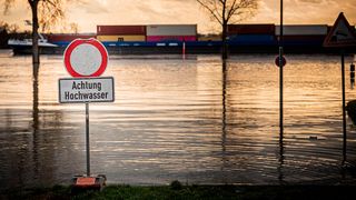 Das Cell-Broadcast-System ermögliche es durch eine Push-Nachricht an Handys Warnungen schnell und zielgenau an eine große Anzahl von Menschen zu versenden (© mpix-foto – stock.adobe.com)