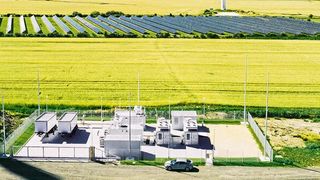 Wasserstoff kann es nicht? Projekte wie diese H-Tec-Elektrolyseure (hier in Bosbüll, Nordfriesland) zeigen, wie es geht. (Bild: H-TEC Systems)