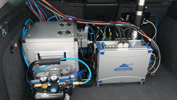 Die Technik wie Kreiselplattform, Kompressor und zusätzliche Batterie werden für die Tests im Kofferraum verstaut. (Lea Drechsel)