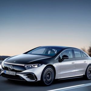 Wie stark die neuen technischen Freiheiten auf das Aussehen eines Autos durchschlagen können, zeigt aktuell am deutlichsten der Mercedes EQS, der als erstes Auto der Marke auf einer speziellen Stromer-Plattform steht.(Bild:  Mercedes-Benz)