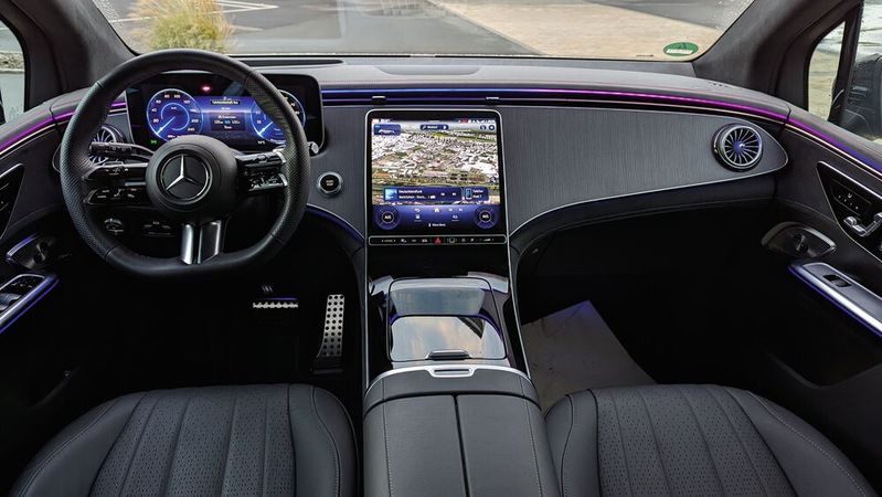 Der Innenraum des EQE SUV wirkt Mercedes-typisch in puncto Materialien, Optik und Haptik sehr luxuriös. (Bild:  Rosenow – VCG)