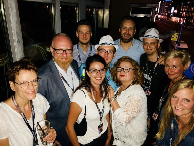 Nicht bei mir, da schauen alle gerne in die Kamera - Danke Ihr Lieben! (Bild: IT-BUSINESS)