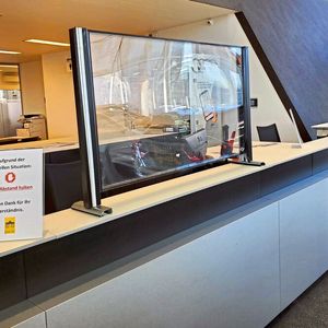 Augenfälligste Maßnahme war wohl wie in vielen Häusern eine Trennwand an den Countern.(Bild:  Autohaus Berolina)