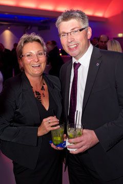 Anna Gredel (VBM) amüsiert sich mit Herbert Tenbrock (TÜV Nord Mobilität). (VBM)